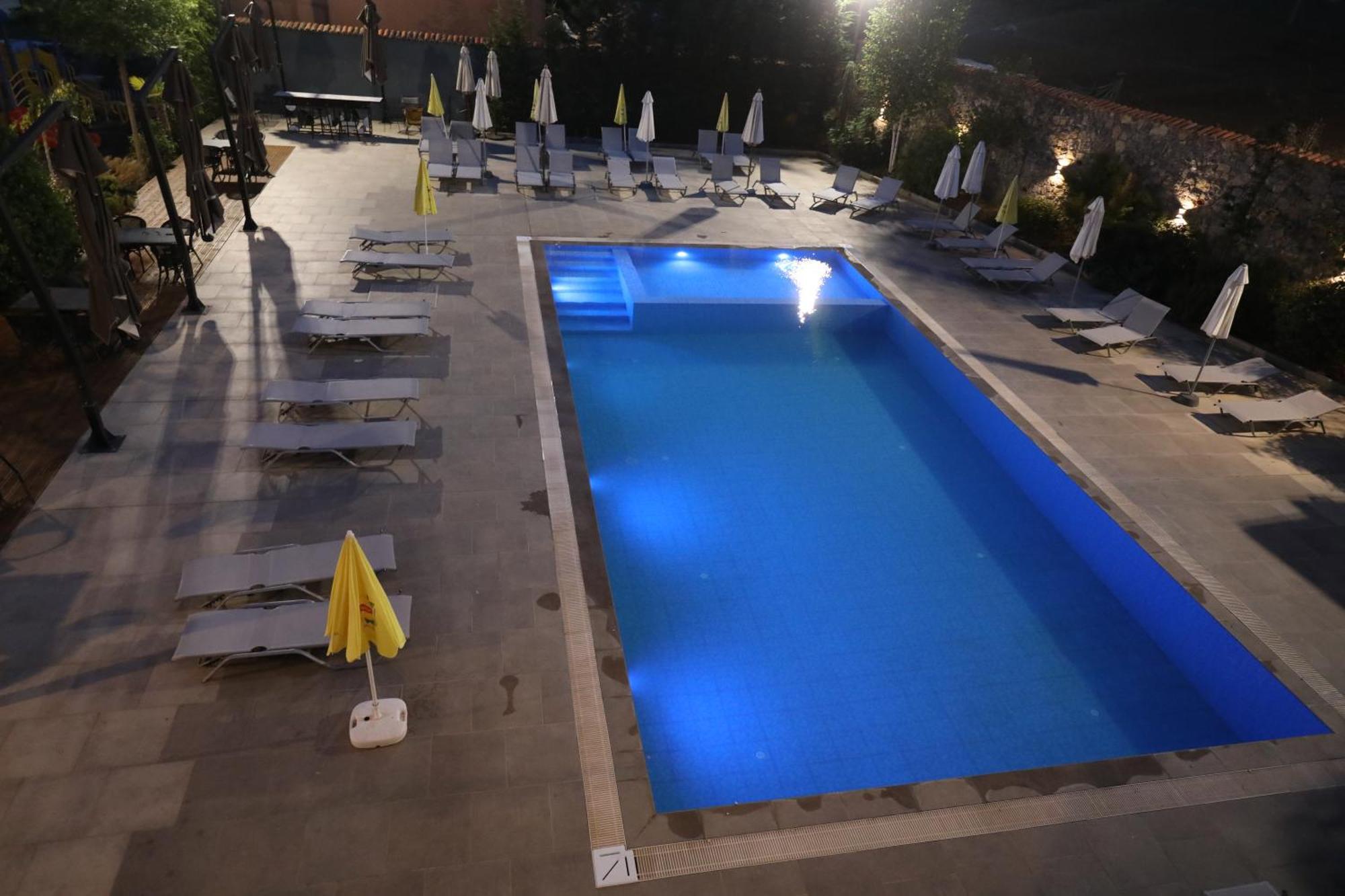Toka Hotel Restaurant Udenisht Kültér fotó