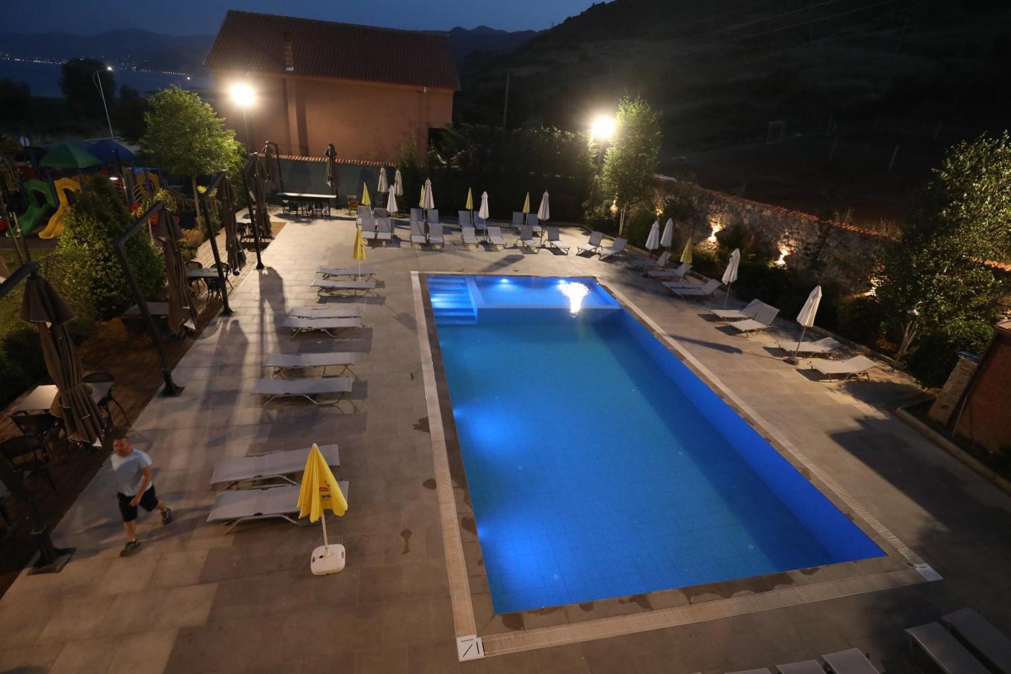 Toka Hotel Restaurant Udenisht Kültér fotó